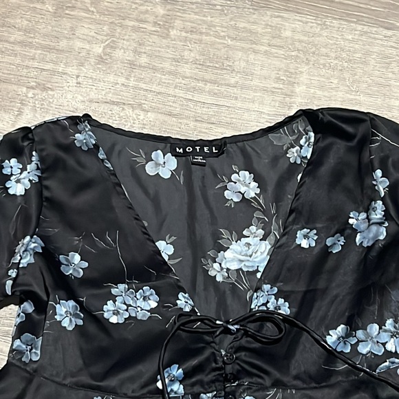 Motel Rocks Vinequa Top In Satin Mono Flower Black - Picture 9 of 14